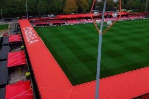 太阳报：英乙球队索尔福德城对主场进行重大改造，增加球迷区顶棚