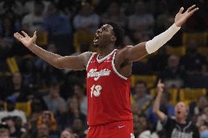 不准但能造杀伤！小贾伦10中3拿到17分1板1帽 罚球11中10