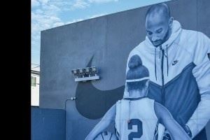 湖人官方晒瓦妮莎新书!此书内容为纪念科比&Gigi壁画及背后故事 湖人官方晒瓦妮莎新书!此书内容为纪念科比&Gigi壁画及背后故事