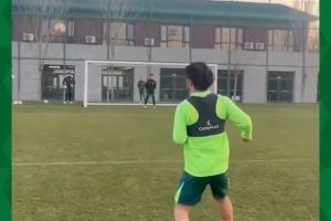 训练结束后,球员们自发组织了射门比赛,现场是一片欢乐的海洋 训练结束后,球员们自发组织了射门比赛,现场是一片欢乐的海洋